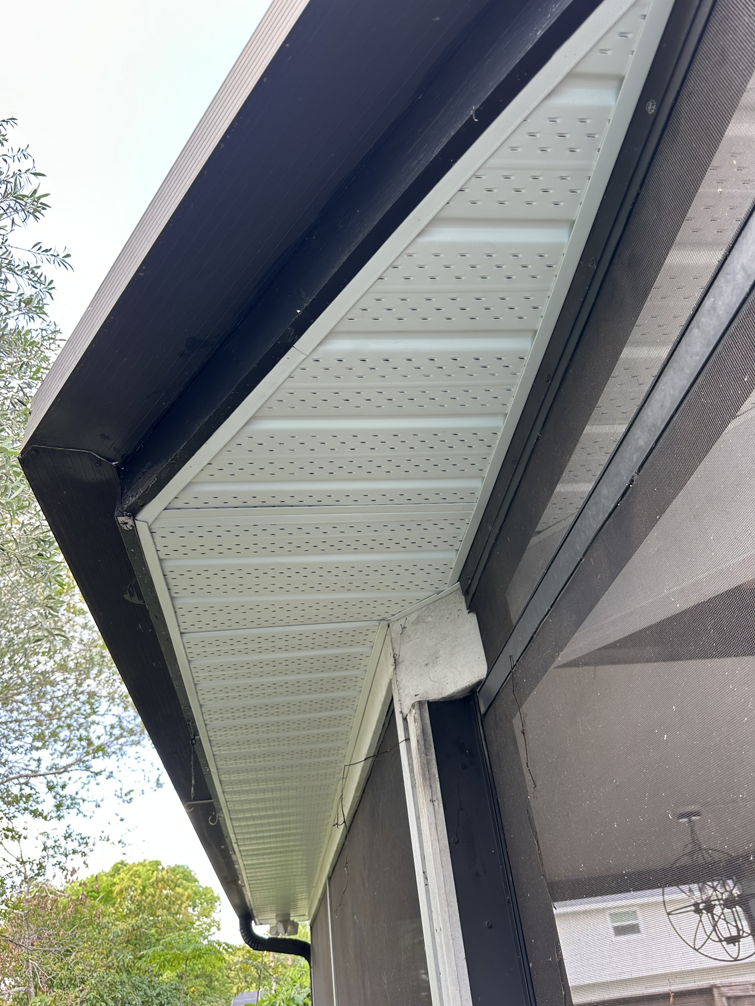 Fascia maintenance and repair in Orlando FL - White Aluminum Soffit